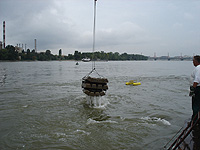 Rakomány kiemelése a víz alatt lévő hajóból